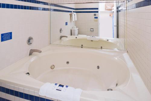 Habitación con cama extragrande y bañera de hidromasaje - No fumadores del hotel Americas Best Value Inn Plattsburgh. Foto 3