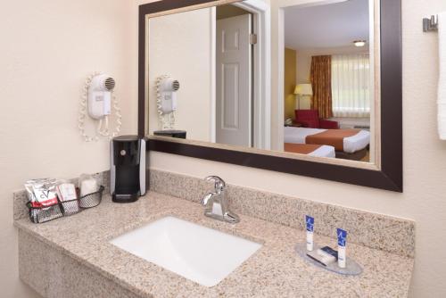 Habitación Deluxe con 2 camas dobles - No fumadores del hotel Americas Best Value Inn Plattsburgh