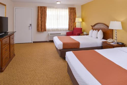 Habitación Deluxe con 2 camas dobles - No fumadores del hotel Americas Best Value Inn Plattsburgh. Foto 1
