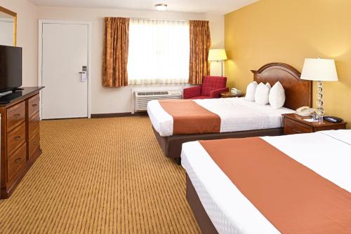 Habitación Deluxe con 2 camas dobles - No fumadores del hotel Americas Best Value Inn Plattsburgh. Foto 2