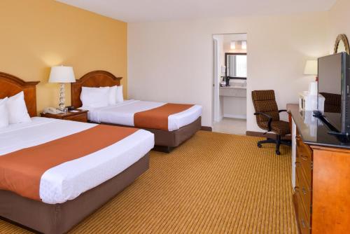 Habitación Deluxe con 2 camas dobles - No fumadores del hotel Americas Best Value Inn Plattsburgh. Foto 7