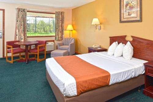 Habitación con cama grande - Fumadores del hotel Americas Best Value Inn Plattsburgh. Foto 1