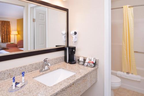 Habitación con cama grande - Fumadores del hotel Americas Best Value Inn Plattsburgh. Foto 2