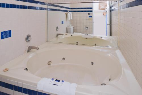 Suite Deluxe con cama extragrande del hotel Americas Best Value Inn Plattsburgh