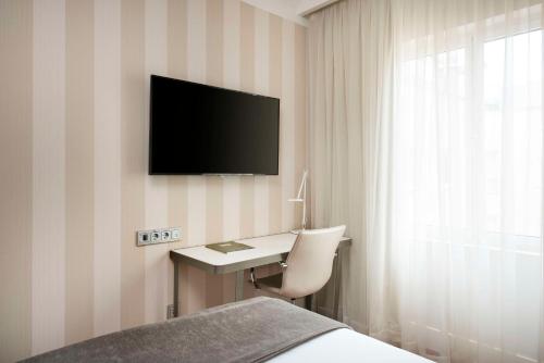 Habitación Individual Superior del hotel NH Collection Madrid Colón. Foto 1