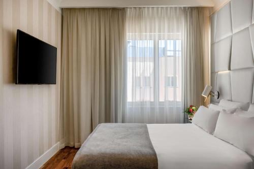 Habitación Individual Superior XL del hotel NH Collection Madrid Colón. Foto 1
