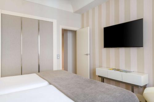 Suite Junior con cama supletoria del hotel NH Collection Madrid Colón. Foto 3