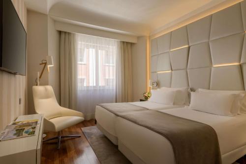 Suite Junior con cama supletoria del hotel NH Collection Madrid Colón. Foto 6