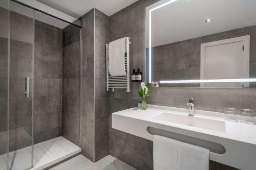 Habitación Familiar del hotel NH Collection Madrid Colón. Foto 1