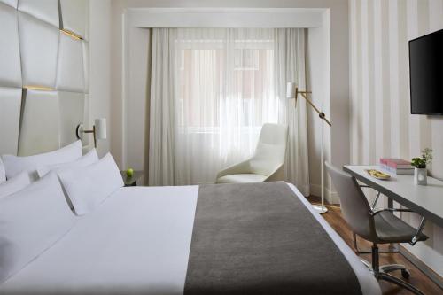 Habitación Doble Superior con vistas - 1 o 2 camas del hotel NH Collection Madrid Colón
