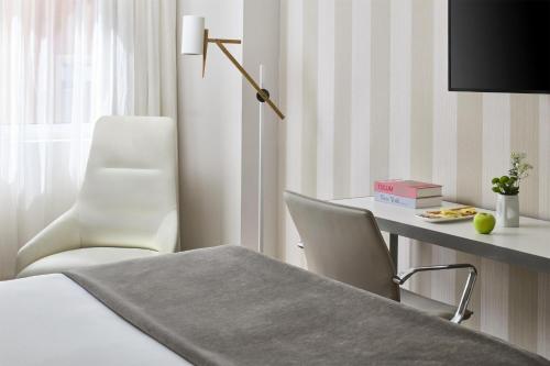 Habitación Doble Superior con vistas - 1 o 2 camas del hotel NH Collection Madrid Colón. Foto 2