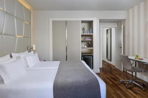 Habitación Superior XL Doble con vistas del hotel NH Collection Madrid Colón. Foto 1