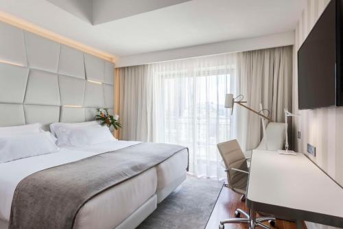 Habitación Superior XL Doble con vistas del hotel NH Collection Madrid Colón. Foto 3