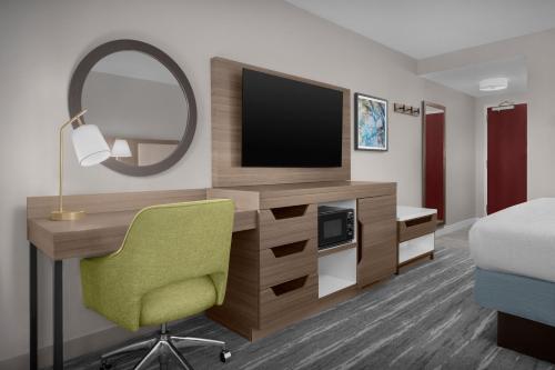 Habitación Estudio con cama extragrande - No fumadores del hotel Hampton Inn Ithaca. Foto 3