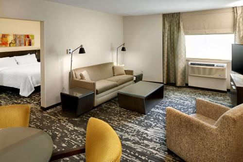 Suite de 1 dormitorio con sofá cama - Cama extragrande del hotel Hilton Garden Inn Roslyn. Foto 1