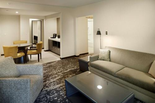 Suite de 1 dormitorio con sofá cama - Cama extragrande del hotel Hilton Garden Inn Roslyn. Foto 2