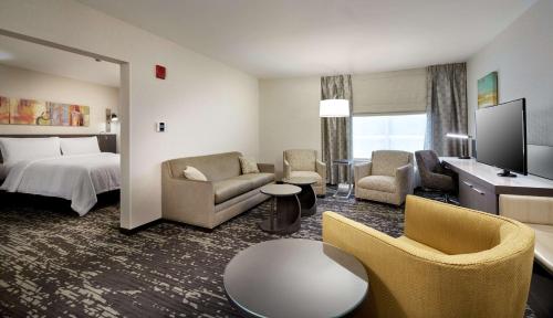 Suite de 1 dormitorio con sofá cama - Cama extragrande del hotel Hilton Garden Inn Roslyn. Foto 4