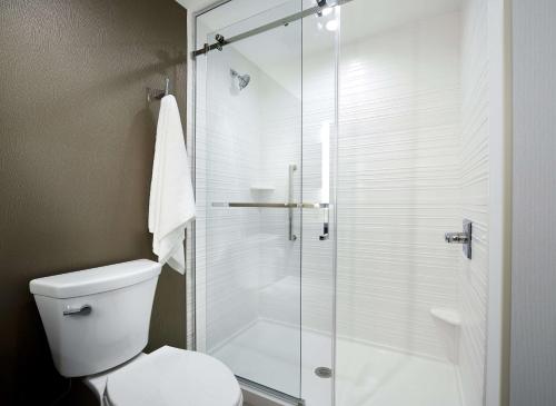 Estudio Deluxe con cama grande del hotel Hilton Garden Inn Roslyn. Foto 3