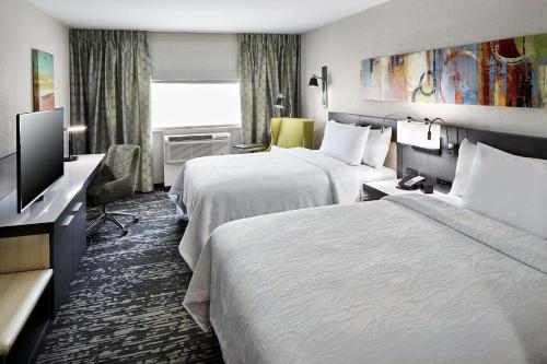 Habitación con 2 camas grandes del hotel Hilton Garden Inn Roslyn. Foto 1