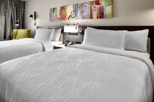Habitación con 2 camas grandes del hotel Hilton Garden Inn Roslyn. Foto 4
