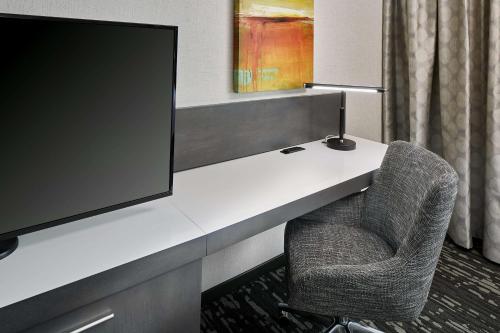 Habitación con cama extragrande. del hotel Hilton Garden Inn Roslyn. Foto 2