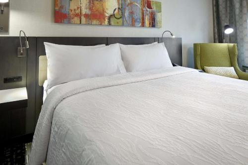 Habitación con cama extragrande. del hotel Hilton Garden Inn Roslyn. Foto 4