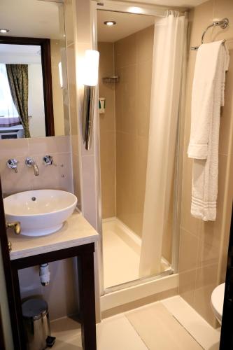 Habitación doble Superior 2 Camas individuales del hotel Dreamtel London Kensington. Foto 11