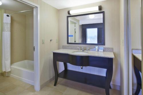 Suite Estudio con cama extragrande y sofá cama - No fumadores del hotel Hampton Inn and Suites Plattsburgh. Foto 2