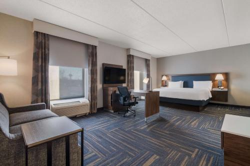 Suite Estudio con cama extragrande y sofá cama - No fumadores del hotel Hampton Inn and Suites Plattsburgh. Foto 5
