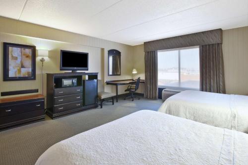 Habitación con 2 camas grandes - No fumadores/Adaptada para discapacidad auditiva y de movimiento del hotel Hampton Inn and Suites Plattsburgh