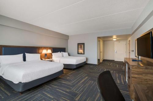 Habitación con 2 camas grandes - No fumadores/Adaptada para discapacidad auditiva y de movimiento del hotel Hampton Inn and Suites Plattsburgh. Foto 4