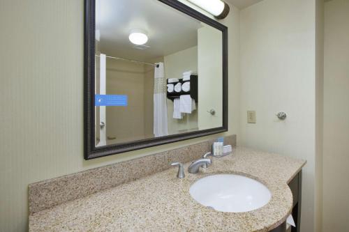 Habitación para no fumadores - 2 camas grandes del hotel Hampton Inn and Suites Plattsburgh. Foto 2