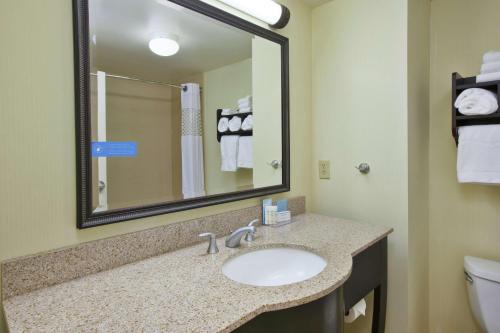 Habitación adaptada para personas con discapacidad auditiva - No fumadores - 2 camas dobles del hotel Hampton Inn and Suites Plattsburgh. Foto 1