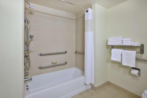 Habitación adaptada para personas con discapacidad auditiva - No fumadores - 2 camas dobles del hotel Hampton Inn and Suites Plattsburgh. Foto 4