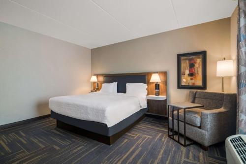 Habitación con cama extragrande y ducha - No fumadores del hotel Hampton Inn and Suites Plattsburgh. Foto 2