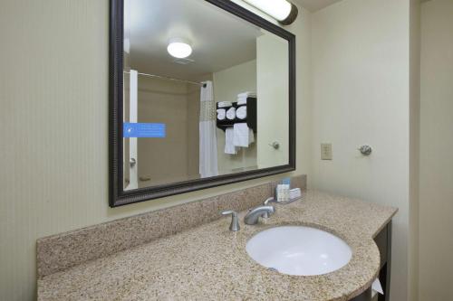 Habitación amplia con cama extragrande - No fumadores del hotel Hampton Inn and Suites Plattsburgh. Foto 1
