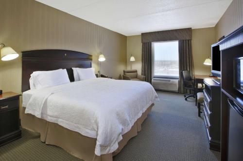 Habitación amplia con cama extragrande - No fumadores del hotel Hampton Inn and Suites Plattsburgh. Foto 2