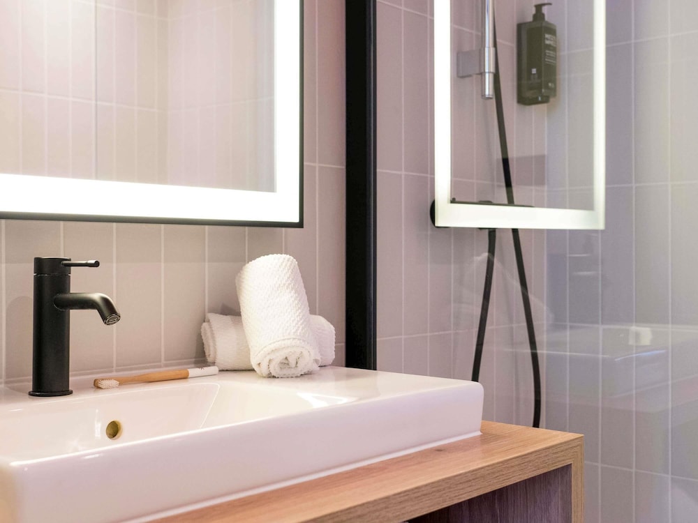 Habitación estándar con dos camas individuales del hotel Ibis Styles Colmar Centre. Foto 1