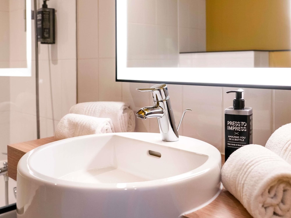 Habitación estándar con dos camas individuales del hotel Ibis Styles Colmar Centre. Foto 3
