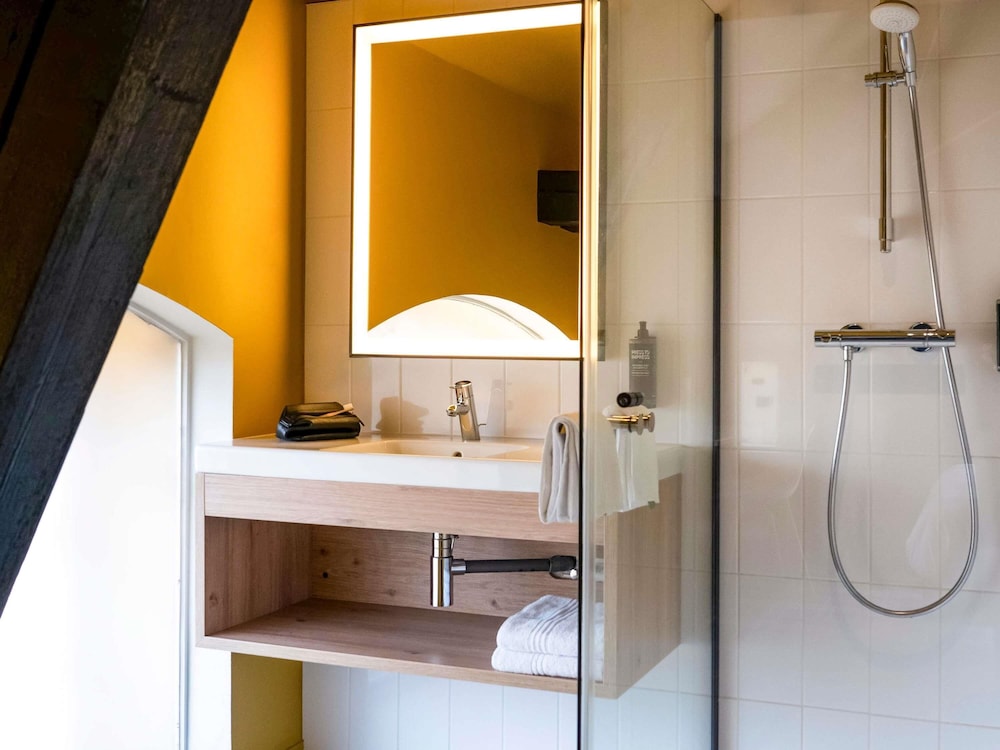 Habitación estándar con dos camas individuales del hotel Ibis Styles Colmar Centre. Foto 4
