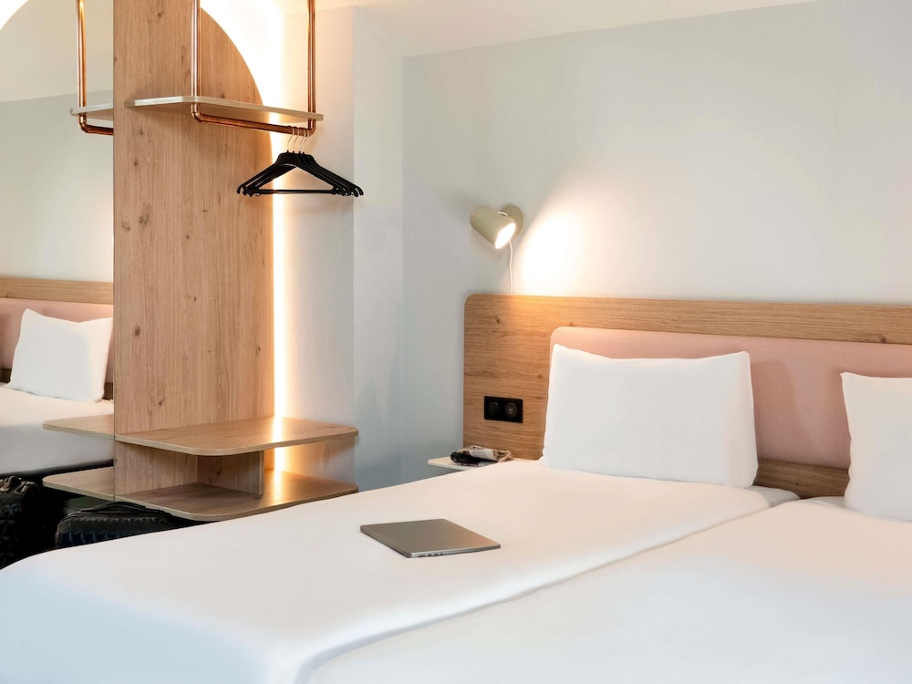 Habitación estándar con dos camas individuales del hotel Ibis Styles Colmar Centre. Foto 7