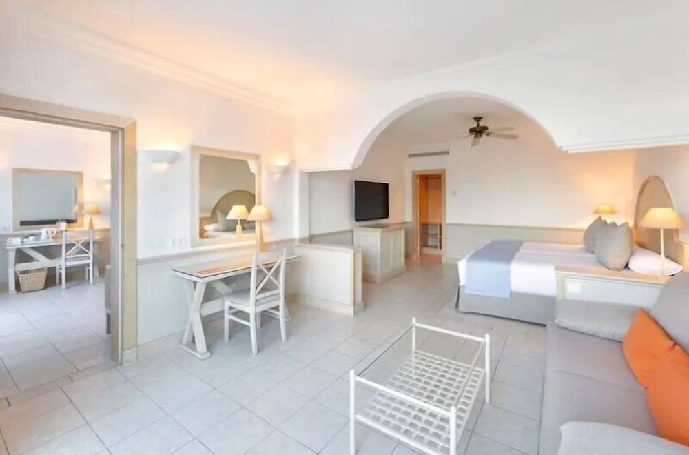 Suite sénior, vistas al mar del hotel Gran Castillo Tagoro Family and Fun Playa Blanca. Foto 3