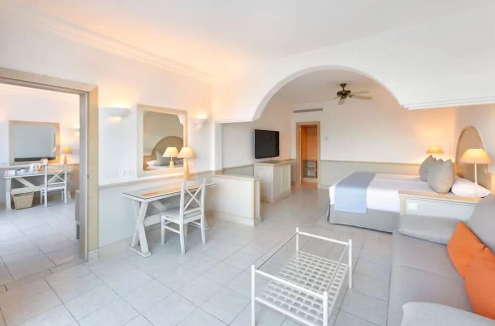 Suite sénior, vistas al mar del hotel Gran Castillo Tagoro Family and Fun Playa Blanca. Foto 5