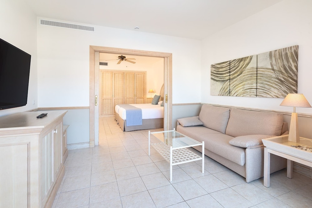 Suite sénior, 2 habitaciones del hotel Gran Castillo Tagoro Family and Fun Playa Blanca. Foto 2