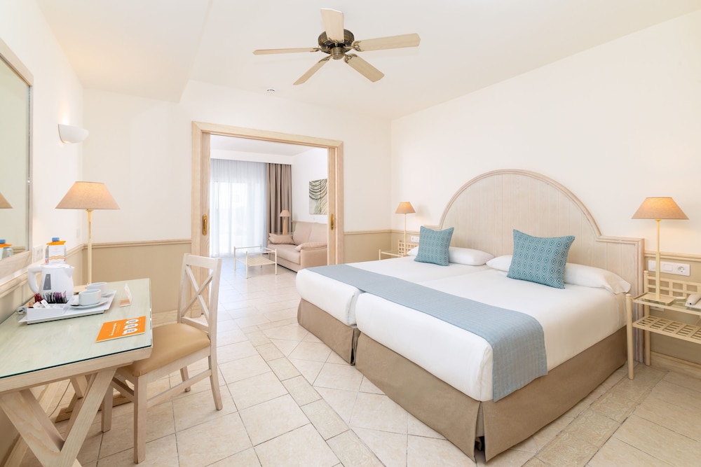 Suite junior del hotel Gran Castillo Tagoro Family and Fun Playa Blanca. Foto 2