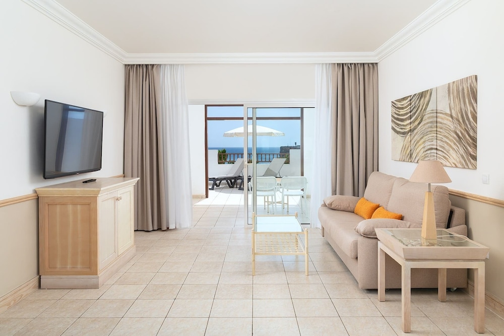 Junior suite 1 Cama king Sofá Cama incluido del hotel Gran Castillo Tagoro Family and Fun Playa Blanca. Foto 3