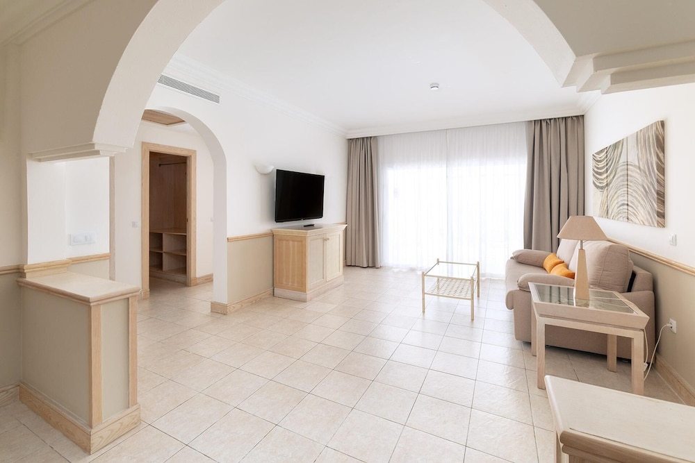 Junior suite 1 Cama king Sofá Cama incluido del hotel Gran Castillo Tagoro Family and Fun Playa Blanca. Foto 4