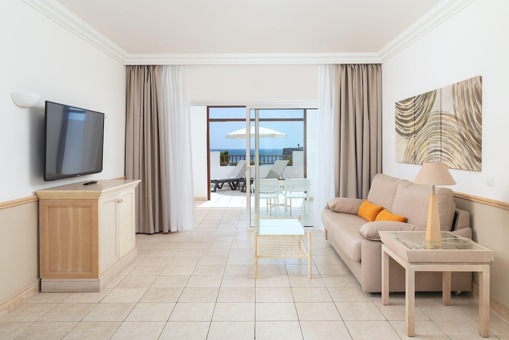 Junior suite 1 Cama king Sofá Cama incluido del hotel Gran Castillo Tagoro Family and Fun Playa Blanca. Foto 5