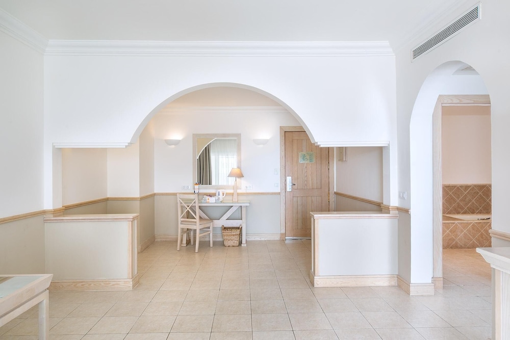 Junior suite 1 Cama king Sofá Cama incluido del hotel Gran Castillo Tagoro Family and Fun Playa Blanca. Foto 7