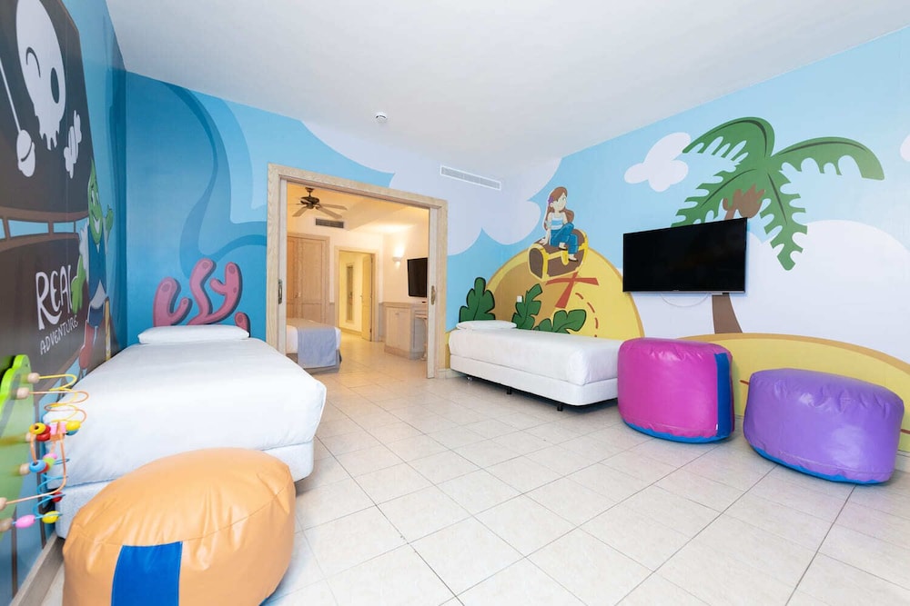 Junior suite 1 Cama king 2 habitaciones 2 Camas individuales del hotel Gran Castillo Tagoro Family and Fun Playa Blanca. Foto 2